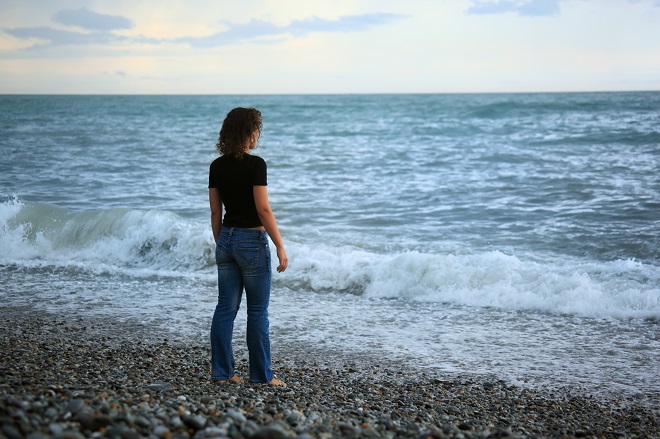Lær meditation - kvinde uden stress ved havet