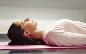 Slip bekymringer gennem mindfulness - kvinde meditere liggende