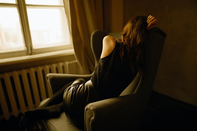 kvinde med søvnbesvær får hjælp gennem mindfulness og samtaleterapi